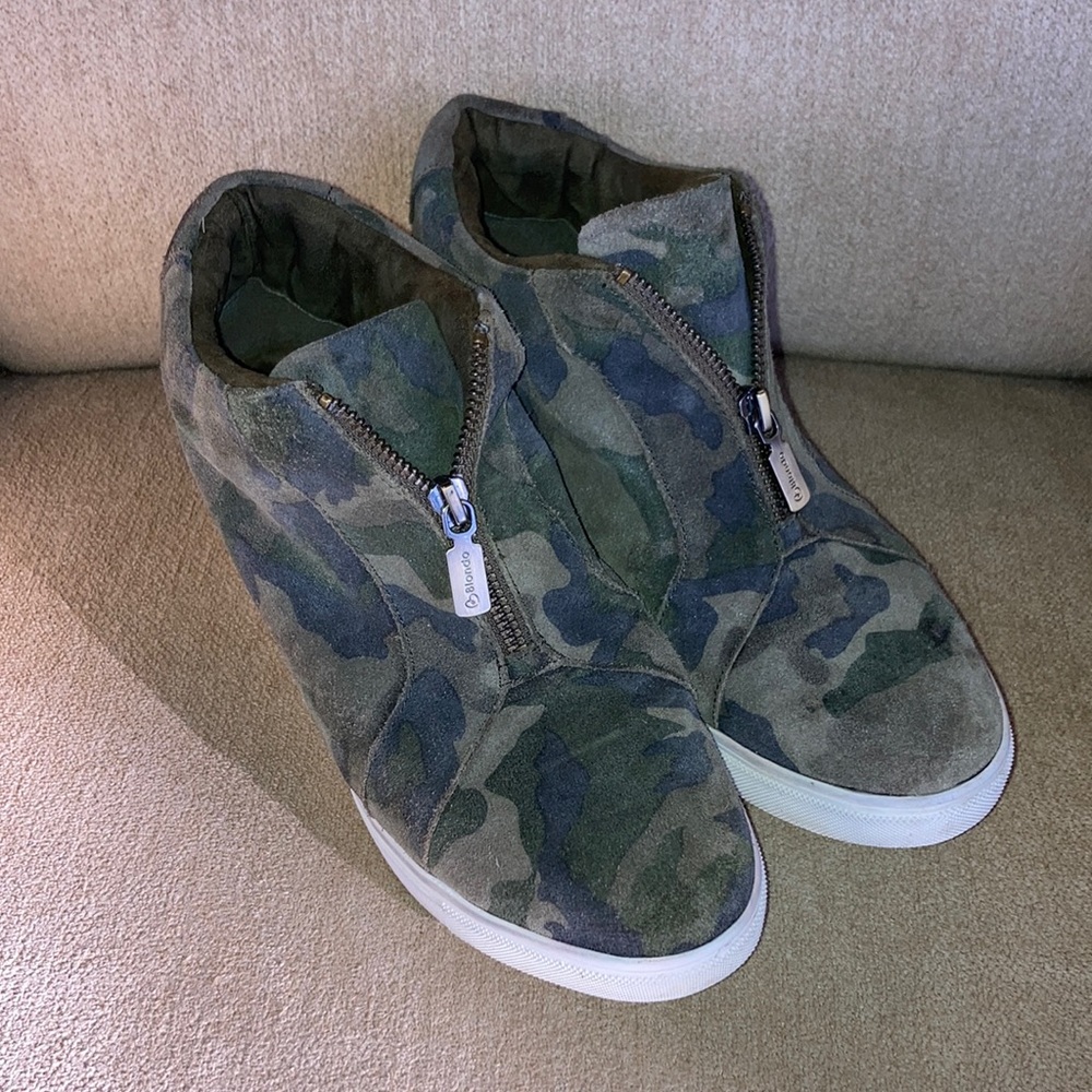 BLONDO Glenda Suede Camo Printed Waterproof Wedge Platform Sneakers Size 8.5 - Picture 3 of 13